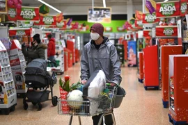 Người dân mua sắm tại một siêu thị ở London, Anh. (Ảnh: AFP/TTXVN)