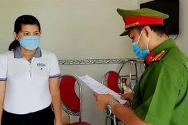 Lực lượng Công an thi hành quyết định khởi tố bị can, lệnh bắt tạm giam và khám xét nơi ở của Huỳnh Thị Thơ Đào - nguyên kế toán trưởng Công ty TNHH Việt Hưng An Giang. (Ảnh: TTXVN phát)