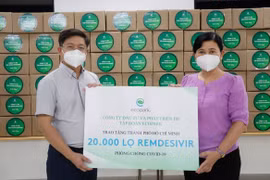 Trao thuốc cho đại diện TP.HCM.