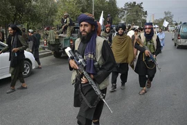 Các thành viên Taliban tuần tra trên một tuyến phố ở thủ đô Kabul, Afghanistan ngày 31/8/2021. (Ảnh: AFP/TTXVN)