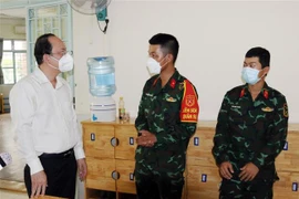 Phó Bí thư Thành ủy Thành phố Hồ Chí Minh Nguyễn Hồ Hải thăm hỏi động viên cán bộ chiến sỹ đang làm nhiệm vụ chăm sóc hài cốt người tử vong do COVID-19 đặt tại Ban Chỉ huy Quân sự Quận 5. (Ảnh: Xuân Khu/TTXVN)
