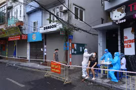 Lực lượng y tế phường Đồng Nhân (Hai Bà Trưng) lấy mẫu xét nghiệm sàng lọc SARs-CoV 2 cho người dân. (Ảnh: Hoàng Hiếu/TTXVN)