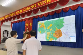 Phó Thủ tướng Chính phủ Vũ Đức Đam xem bản đồ xanh của thành phố Thủ Dầu Một. (Ảnh: Huyền Trang/TTXVN)