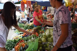 Người dân mua thực phẩm tại một khu chợ ở Manila, Philippines. (Ảnh: AFP/TTXVN)