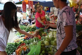 Người dân mua thực phẩm tại một khu chợ ở Manila, Philippines. (Ảnh: AFP/TTXVN)