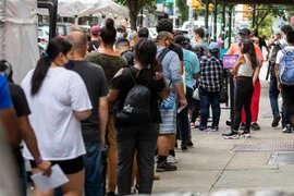 Người dân chờ tiêm vaccine ngừa COVID-19 tại New York, Mỹ, ngày 23/8/2021. (Ảnh: THX/TTXVN)