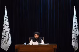 Người phát ngôn của Taliban Zabihullah Mujahid tại cuộc họp báo ở Kabul, ngày 7/9/2021. (Ảnh: AFP/TTXVN)
