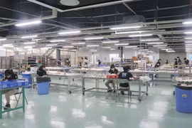 Công nhân làm việc tại Đồng Nai. (Ảnh: Công Phong/TTXVN)