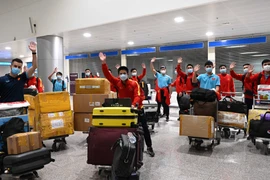Các tuyển thủ đội tuyển futsal Việt Nam tại sân bay quốc tế Tân Sơn Nhất (Thành phố Hồ Chí Minh). (Ảnh: TTXVN)