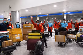 Các tuyển thủ đội tuyển futsal Việt Nam tại sân bay quốc tế Tân Sơn Nhất (Thành phố Hồ Chí Minh). (Ảnh: TTXVN)