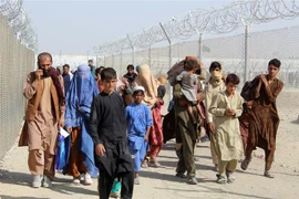 Người Afghanistan tại khu vực cửa khẩu Chaman, biên giới Pakistan-Afghanistan ngày 25/8/2021. (Ảnh: AFP/TTXVN)