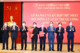 Ông Võ Văn Thưởng, Ủy viên Bộ Chính trị, Thường trực Ban Bí thư trao Quyết định thành lập Hội đồng Lý luận Trung ương nhiệm kỳ 2021- 2026. (Ảnh: Phương Hoa/TTXVN)
