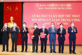 Ông Võ Văn Thưởng, Ủy viên Bộ Chính trị, Thường trực Ban Bí thư trao Quyết định thành lập Hội đồng Lý luận Trung ương nhiệm kỳ 2021- 2026. (Ảnh: Phương Hoa/TTXVN)