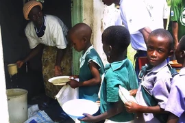 Trẻ em chờ nhận khẩu phần ăn do Chương trình Lương thực thế giới tài trợ ở Harare, Zimbabwe. (Ảnh: AFP/TTXVN)