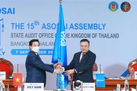Ông Trần Sỹ Thanh, Tổng Kiểm toán Nhà nước Việt Nam trao cờ chuyển giao Chủ tịch ASOSAI cho Tổng Kiểm toán Nhà nước Thái Lan. (Ảnh: Phương Hoa/TTXVN)