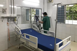 Lực lượng y tế kiểm tra lại trang thiết bị trước khi Trung tâm Hồi sức tích cực người bệnh COVID-19 tại TP.HCM đi vào hoạt động. (Ảnh: Lê Thúy Hằng/TTXVN)