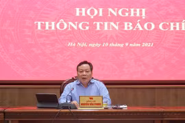 Phó Bí thư Thành ủy Hà Nội Nguyễn Văn Phong, Phó Chỉ huy trưởng Thường trực Sở Chỉ huy phòng, chống dịch COVID-19 thành phố Hà Nội trao đổi với báo chí về tình hình công tác phòng chống dịch của thành phố. (Ảnh: TTXVN phát)