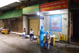 Tất cả nhân viên và tiểu thương chợ Hôm - Đức Viên đều được lấy mẫu xét nghiệm theo phương pháp RT-PCR. (Ảnh: Hoàng Hiếu/TTXVN)
