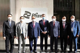 Chủ tịch nước Nguyễn Xuân Phúc trong chuyến thăm Công ty Pfizer.(Ảnh: Thống Nhất/TTXVN)
