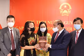 Chủ tịch nước Nguyễn Xuân Phúc tặng sách Lịch sử Việt Nam cho Khoa Việt Nam học, Đại học Columbia (New York, Hoa Kỳ). 