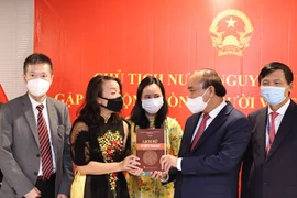 Chủ tịch nước Nguyễn Xuân Phúc tặng sách Lịch sử Việt Nam cho Khoa Việt Nam học, Đại học Columbia (New York, Hoa Kỳ). 