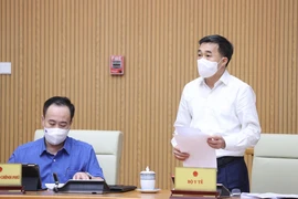 Thứ trưởng Bộ Y tế Trần Văn Thuấn báo cáo tiến độ sản xuất, thử nghiệm vaccine trong nước. (Ảnh: Dương Giang/TTXVN)