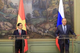 Bộ trưởng Ngoại giao Bùi Thanh Sơn và Bộ trưởng Ngoại giao LB Nga Sergei Lavrov đồng chủ trì họp báo chung sau hội đàm. (Ảnh: Trần Hiếu/TTXVN)