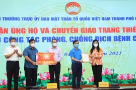 Các cơ quan, đơn vị, doanh nghiệp ủng hộ trang thiết bị y tế phục vụ công tác phòng, chống dịch bệnh COVID-19. (Ảnh: TTXVN phát)