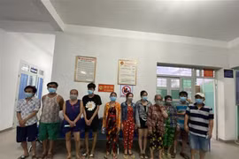 Nhóm người tụ tập đánh bạc trong thời kỳ giãn cách xã hội. (Ảnh: TTXVN phát)