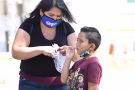Một em nhỏ được lấy mẫu xét nghiệm COVID-19 tại Los Angeles, bang California, Mỹ. (Ảnh: AFP/TTXVN)