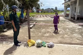 Bộ đội Biên phòng Sóc Trăng hỗ trợ gạo và thực phẩm cho người dân trong khu phong tỏa. (Ảnh: Bộ đội biên phòng tỉnh Sóc Trăng cung cấp)
