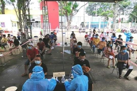 Người dân phường Phú Lợi, thành phố Thủ Dầu Một, tỉnh Bình Dương đợt đến lượt tiêm vaccine Vero Cell của Sinopharm, ngày 5/9. (Ảnh: TTXVN)