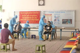 Nhân viên y tế lấy mẫu xét nghiệm COVID-19 cho cư dân phường Phố Huế (quận Hai Bà Trưng) ngày 1/9. (Ảnh: Minh Quyết/TTXVN)