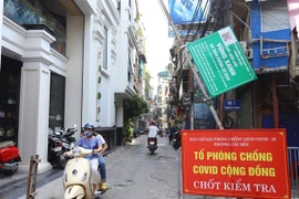 Chiều 22/9, rào chắn chốt “vùng xanh” ngõ Tô Hoàng, quận Hai Bà Trưng đã được dựng lên để người và phương tiện lưu thông qua chốt. (Ảnh: Hoàng Hiếu/TTXVN)