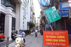 Chiều 22/9, rào chắn chốt “vùng xanh” ngõ Tô Hoàng, quận Hai Bà Trưng đã được dựng lên để người và phương tiện lưu thông qua chốt. (Ảnh: Hoàng Hiếu/TTXVN)