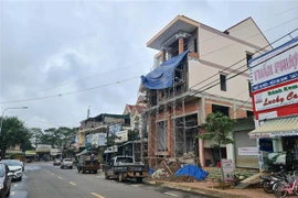 Một thửa đất được xác định có nhiều sai phạm trong việc cấp đổi sổ đỏ, điều chỉnh vị trí đất ở không đúng quy định. (Ảnh: Minh Hưng/TTXVN)