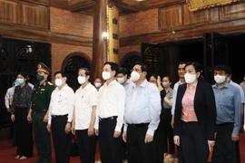 Thủ tướng Phạm Minh Chính và đoàn công tác dâng hương tưởng niệm Chủ tịch Hồ Chí Minh tại Khu di tích Quốc gia đặc biệt An toàn khu (ATK) Định Hóa. (Ảnh: Dương Giang/TTXVN)