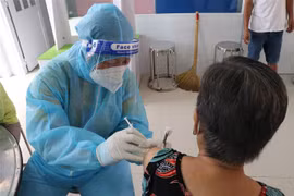 Người dân phường "vùng xanh" Tương Bình Hiệp, thành phố Thủ Dầu Một, tỉnh Bình Dương tiêm vaccine phòng ngừa COVID-19. (Ảnh: Chí Tưởng/TTXVN)