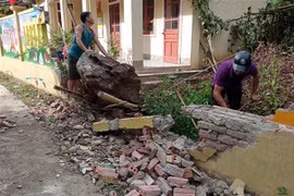 Đầu tháng 9, một viên đá lớn rơi xuống khuôn viên Điểm Trường mầm non Tam Hợp tại bản Xốp Nặm, xã Tam Hợp. (Ảnh: TTXVN phát)