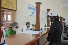 Bảo hiểm Xã hội tỉnh Đắk Lắk hỗ trợ xác nhận cho doanh nghiệp, người lao động dừng việc hoặc dừng đóng bảo hiểm xã hội để được thụ hưởng chính sách theo Nghị quyết 68. (Ảnh: Hoài Thu/TTXVN)