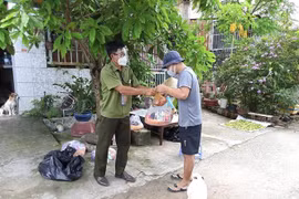 Trao hỗ trợ nhu yếu phẩm cho người lao động gặp khó khăn do đại dịch ở phường Trảng Dài, thành phố Biên Hòa, tỉnh Đồng Nai. (Ảnh: Nguyễn Văn Việt/TTXVN)