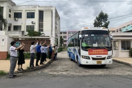 Đoàn công tác lên đường chi viện Thành phố Hồ Chí Minh chống dịch COVID-19. (Ảnh: Chương Đài/TTXVN)