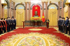 Chủ tịch nước Nguyễn Xuân Phúc giao nhiệm vụ cho các tân thẩm phán Tòa án Nhân dân tối cao. 