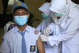 Tiêm chủng vaccine ngừa COVID-19 cho học sinh tại tỉnh Aceh, Indonesia, ngày 30/8/2021. (Ảnh: AFP/TTXVN)
