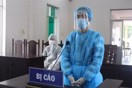 Đối tượng Vũ Toàn tại Toà bị xử phạt 12 tháng tù giam vì tội “Giả mạo vị trí công tác”. (Ảnh: Lê Xuân/TTXVN)