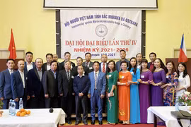 Ban Chấp hành Hội người Việt Nam vùng Bắc Morava và thành phố Ostrava nhiệm kỳ 2021-2026. (Ảnh: Hồng Kỳ/Vietnam+)
