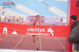 Vận động viên Nguyễn Thị Oanh lập kỷ lục 2 giờ 39 phút 49 giây trên đường đua Viettel Marathon 2024. (Ảnh: BTC)