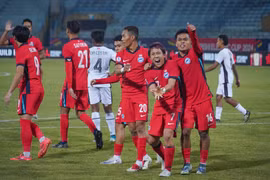 Chiến thắng 3-0 trước Timor Leste giúp Đội tuyển Singapore (áo đỏ) "rộng cửa" đi tiếp tại bảng A - AFF Cup 2024. (Ảnh: Việt Anh/Vietnam+)