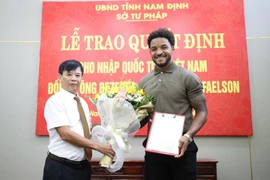 Sau khi nhập tịch Việt Nam thành công, tiền đạo Nguyễn Xuân Son (phải) có thể chuyên tâm vào nhiệm vụ "phá lưới" đối phương. (Ảnh: Thép Xanh Nam Định)