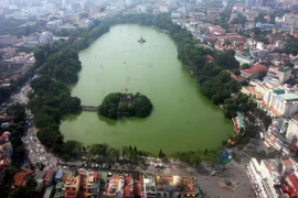 Toàn cảnh Hồ Gươm trong một buổi sáng mùa thu. (Ảnh: TTXVN)